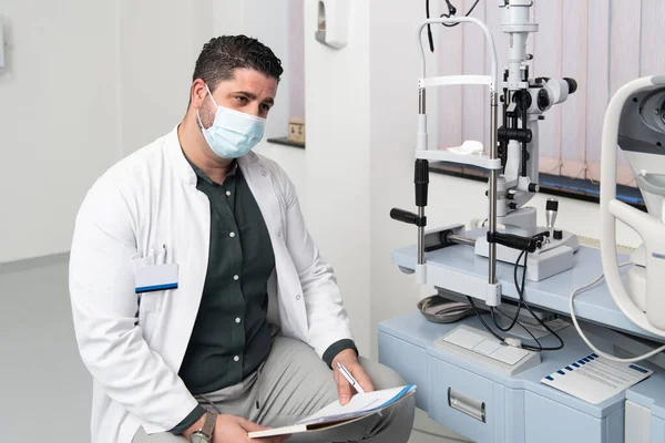 Portret Van Handsome Eye Doctor Dragen Chirurgische Medische Masker Infectie — Stockfoto