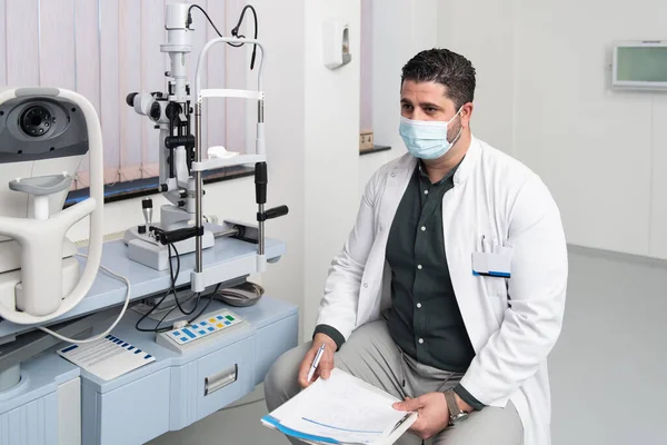 Portret Przystojnego Lekarza Okulisty Noszącego Chirurgiczną Maskę Medyczną Zapobiegającą Infekcji — Zdjęcie stockowe