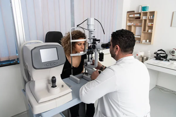 Femme Faisant Test Oculaire Avec Optométriste Dans Cabinet Médical — Photo
