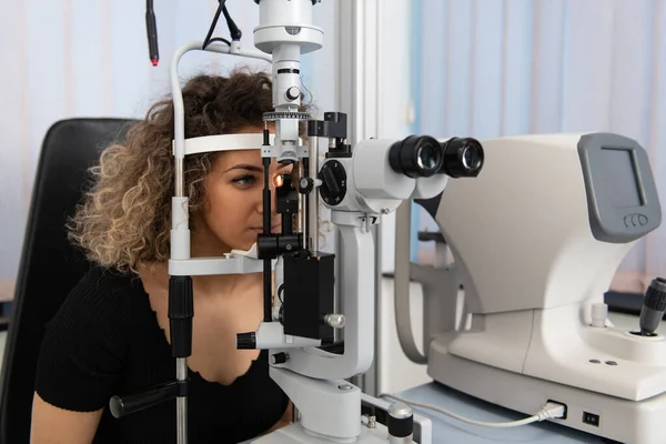 Mujer Joven Está Revisando Visión Ocular Clínica Moderna Oftalmología —  Fotos de Stock