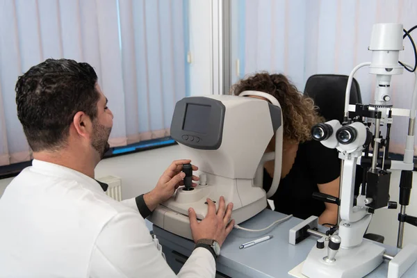 Porträt Eines Fröhlichen Freundlichen Augenarztes Der Seinem Büro Sitzt — Stockfoto