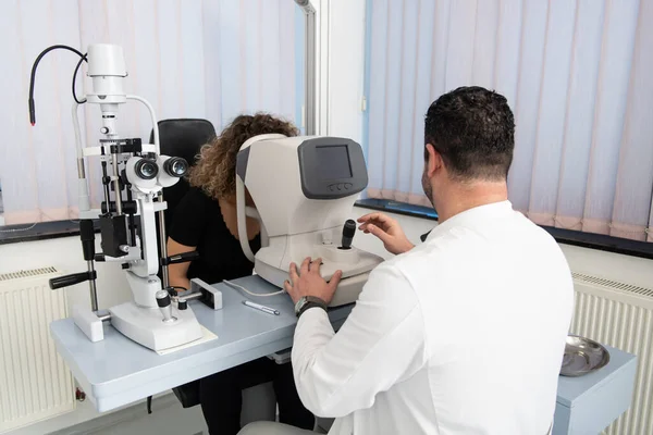 Portrait Handsome Eye Doctor Sitting Ophthalmologic Device Cabinet — Stock Photo, Image