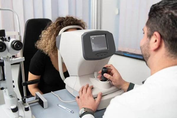 Vrouw Kijken Naar Refractometer Oog Testmachine Oogheelkunde — Stockfoto