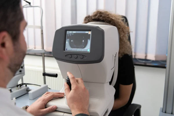 Vrouw Kijken Naar Refractometer Oog Testmachine Oogheelkunde — Stockfoto