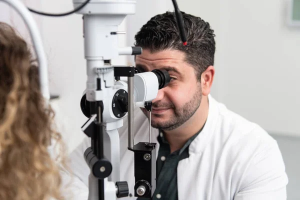Mujer Haciendo Prueba Ocular Con Optometrista Consultorio Médico —  Fotos de Stock