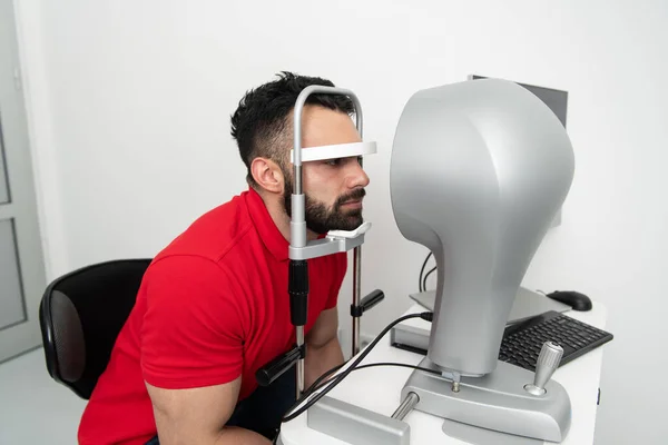 Молодой Человек Проверяет Зрение Глаз Современной Офтальмологической Клинике — стоковое фото