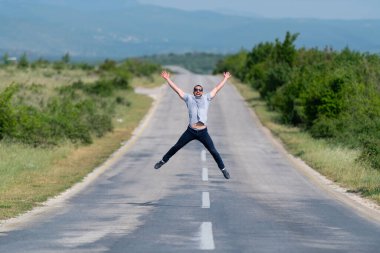 Sokak Otobanı 'nda zıplayan ve dışarıda eğlenen yakışıklı adam. 