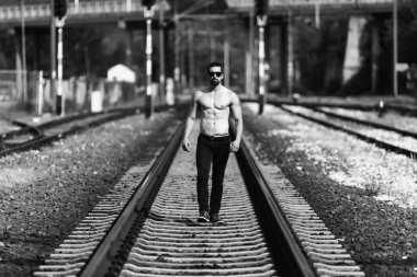 Yakışıklı Sakallı Adam Arabadan Demir Yolunda Güçlü ve Poz Veriyor