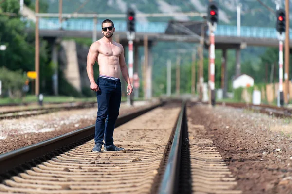 Knappe Baard Man Staan Sterk Poseren Buiten Bij Railroad Van — Stockfoto