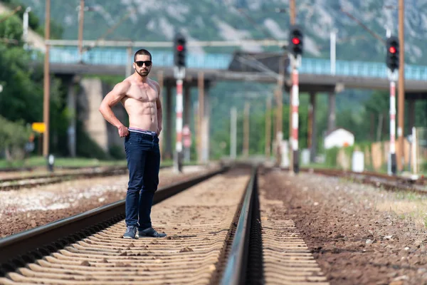 Knappe Baard Man Staan Sterk Poseren Buiten Bij Railroad Van — Stockfoto