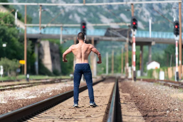 Hombre Barba Guapo Pie Fuerte Posando Aire Libre Ferrocarril Desde —  Fotos de Stock