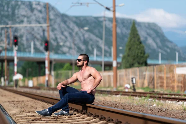 Yakışıklı Sakallı Adam Vagondan Demiryolu Nda Poz Verdikten Sonra Dinleniyor — Stok fotoğraf