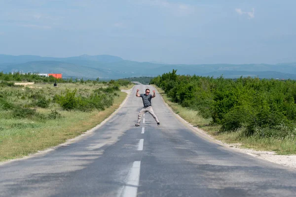 Snygg Man Hoppar Gatan Highway Och Kul Utomhus — Stockfoto