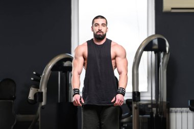 İyi eğitilmiş vücudunu gösteren genç bir adamın portresi - kaslı atletik vücut geliştirici spor sonrası vücut geliştirme modelliği pozu
