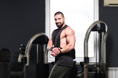 Spor Salonunda Güçlü Duran Genç Adam - Kas Atletik Vücut Geliştirici Spor Sonrası Spor Pozisyonu