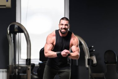 Spor Salonunda Güçlü Duran Genç Adam - Kas Atletik Vücut Geliştirici Spor Sonrası Spor Pozisyonu