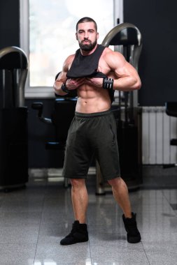 Spor Salonunda Güçlü Duran Genç Adam - Kas Atletik Vücut Geliştirici Spor Sonrası Spor Pozisyonu