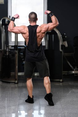 Spor Salonunda Güçlü Duran Genç Adam - Kas Atletik Vücut Geliştirici Spor Sonrası Spor Pozisyonu