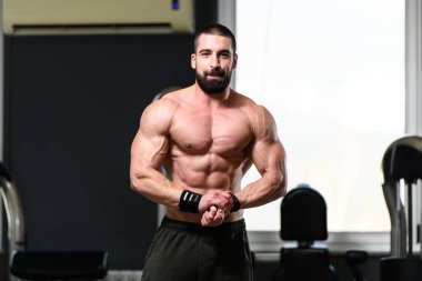 Spor Salonunda Güçlü Duran Genç Adam - Kas Atletik Vücut Geliştirici Spor Sonrası Spor Pozisyonu