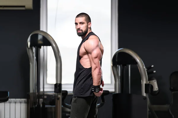 Homem Jovem Forte Ginásio Músculos Flexantes Muscular Athletic Bodybuilder Fitness — Fotografia de Stock