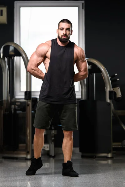 Beau Jeune Homme Debout Fort Dans Gymnase Les Muscles Flexibles — Photo