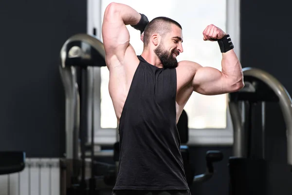 Young Man Standing Strong Gym Flexing Muscles Muskelatletisk Kroppsbyggare Fitness — Stockfoto