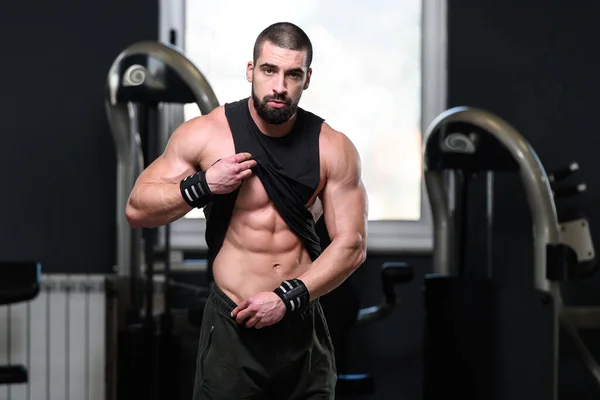 Jeune Homme Debout Fort Dans Gymnase Les Muscles Flexibles Musclé — Photo