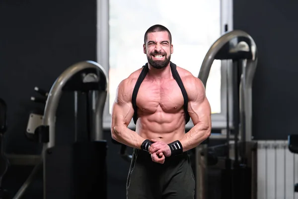 Beau Jeune Homme Debout Fort Dans Gymnase Les Muscles Flexibles — Photo