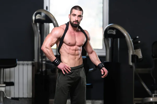 Young Man Standing Strong Gym Flexing Muscles Muskelatletisk Kroppsbyggare Fitness — Stockfoto