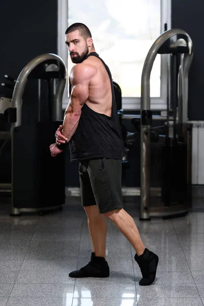 ジムやフレキシングな筋肉に強い立ってハンサムな若い男 運動後の筋肉運動体ビルダーフィットネスモデルのポーズ — ストック写真