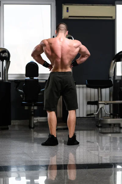 Young Man Standing Strong Gym Flexing Muscles Muskelatletisk Kroppsbyggare Fitness — Stockfoto