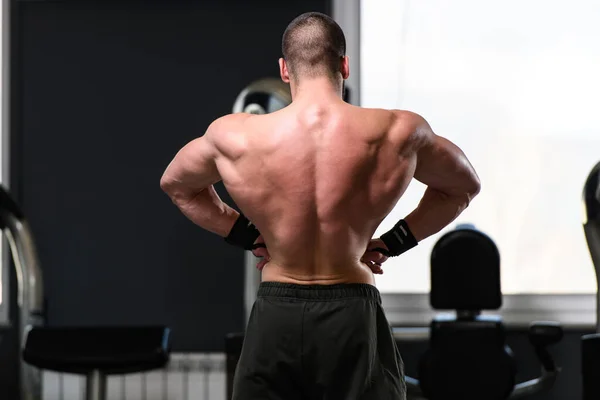 Retrato Joven Hombre Físicamente Forma Que Muestra Cuerpo Bien Entrenado —  Fotos de Stock