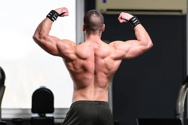 Retrato Jovem Fisicamente Apto Homem Mostrando Seu Corpo Bem Treinado — Fotografia de Stock