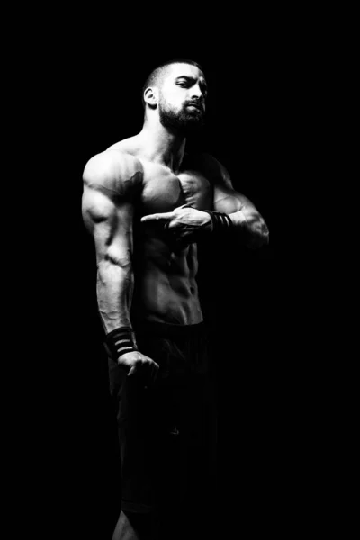 Young Bodybuilder Flexing Muscles Απομονώστε Μαύρο Μαύρο Έδαφος Copy Space — Φωτογραφία Αρχείου