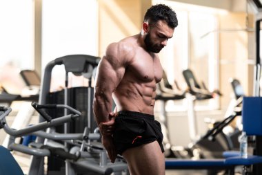 Spor Salonunda Güçlü Duran Genç Adam - Kas Atletik Vücut Geliştirici Spor Sonrası Spor Pozisyonu