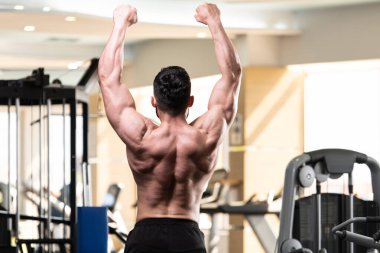 Spor Salonunda Güçlü Duran Genç Adam - Kas Atletik Vücut Geliştirici Spor Sonrası Spor Pozisyonu