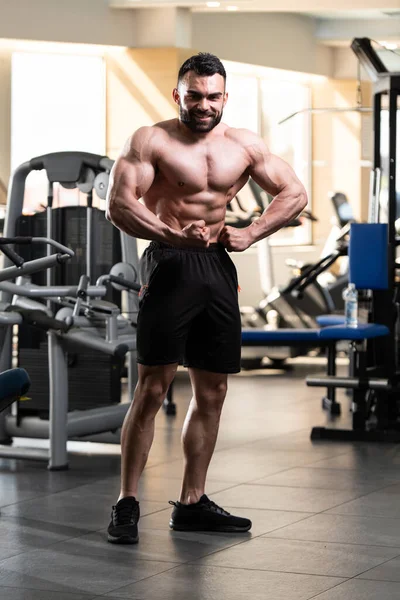 Young Man Standing Strong Gym Flexing Muscles Muskelatletisk Kroppsbyggare Fitness — Stockfoto