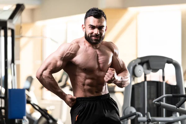 Retrato Jovem Fisicamente Apto Homem Mostrando Seu Corpo Bem Treinado — Fotografia de Stock