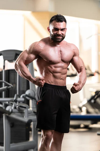 Young Man Standing Strong Gym Flexing Muscles Muskelatletisk Kroppsbyggare Fitness — Stockfoto