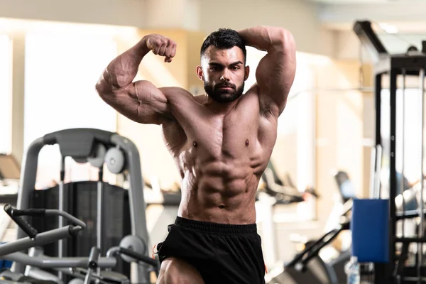 Retrato Jovem Fisicamente Apto Homem Mostrando Seu Corpo Bem Treinado — Fotografia de Stock