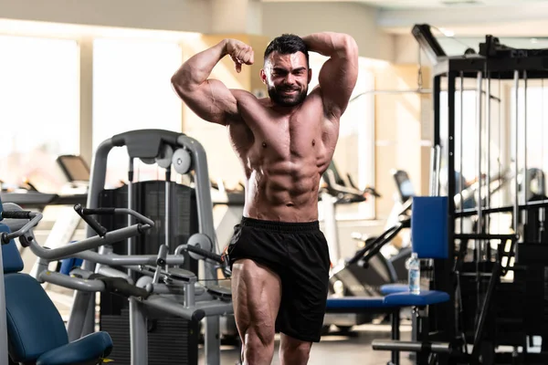 Υγιής Νεαρός Άνδρας Στέκεται Ισχυρό Στο Γυμναστήριο Και Κλίση Μύες — Φωτογραφία Αρχείου