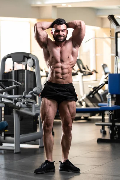 Retrato Jovem Fisicamente Apto Homem Mostrando Seu Corpo Bem Treinado — Fotografia de Stock