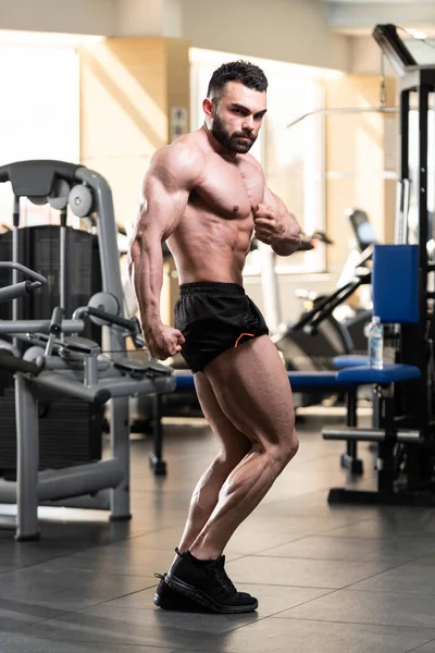 Eğitilmiş Vücudunu Gösteren Genç Bir Adamın Portresi Kaslı Atletik Vücut — Stok fotoğraf