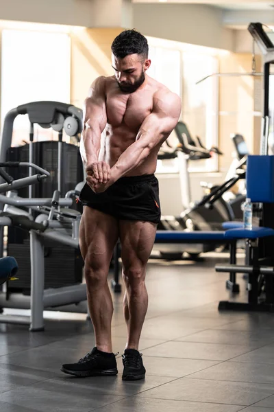 Hombre Joven Guapo Pie Fuerte Gimnasio Músculos Flexión Muscular Atlético — Foto de Stock