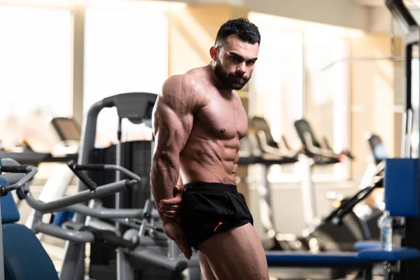 Jeune Homme Debout Fort Dans Gymnase Les Muscles Flexibles Musclé — Photo