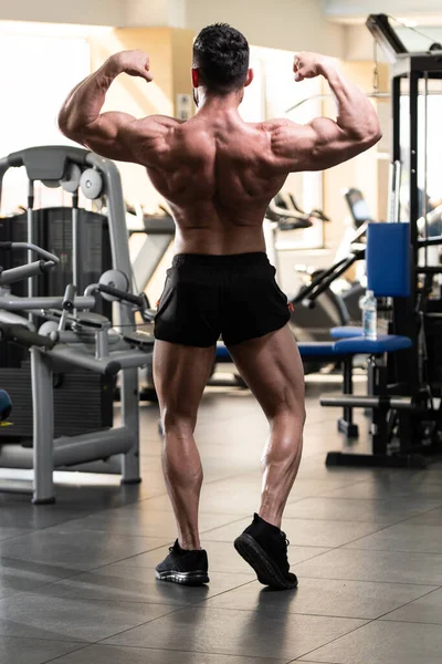 Młody Człowiek Stojący Silny Siłowni Napinania Mięśni Muscular Athletic Bodybuilder — Zdjęcie stockowe