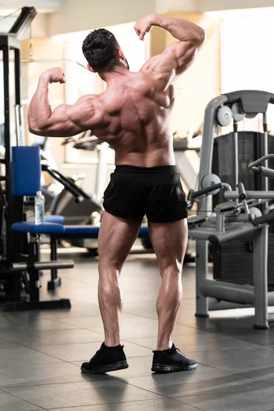 Młody Człowiek Stojący Silny Siłowni Napinania Mięśni Muscular Athletic Bodybuilder — Zdjęcie stockowe