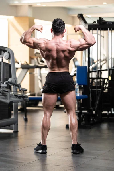 Hombre Joven Guapo Pie Fuerte Gimnasio Músculos Flexión Muscular Atlético — Foto de Stock