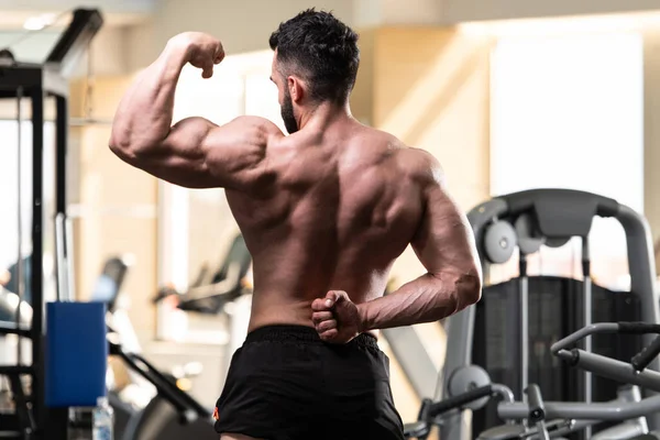 Hombre Joven Pie Fuerte Gimnasio Músculos Flexionantes Muscular Atlético Culturista —  Fotos de Stock