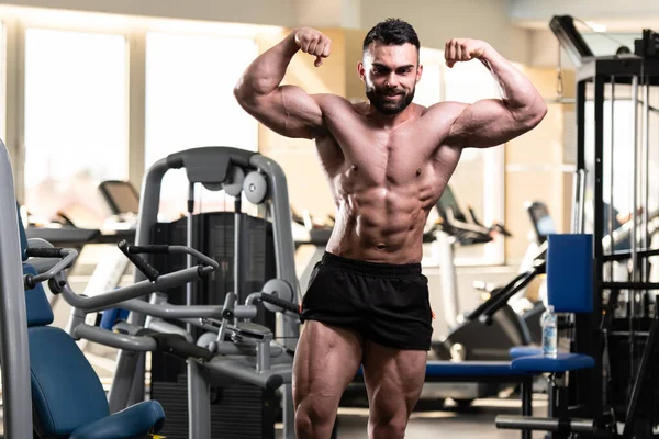 Spor Salonunda Güçlü Duran Genç Adam - Kas Atletik Vücut Geliştirici Spor Sonrası Spor Pozisyonu